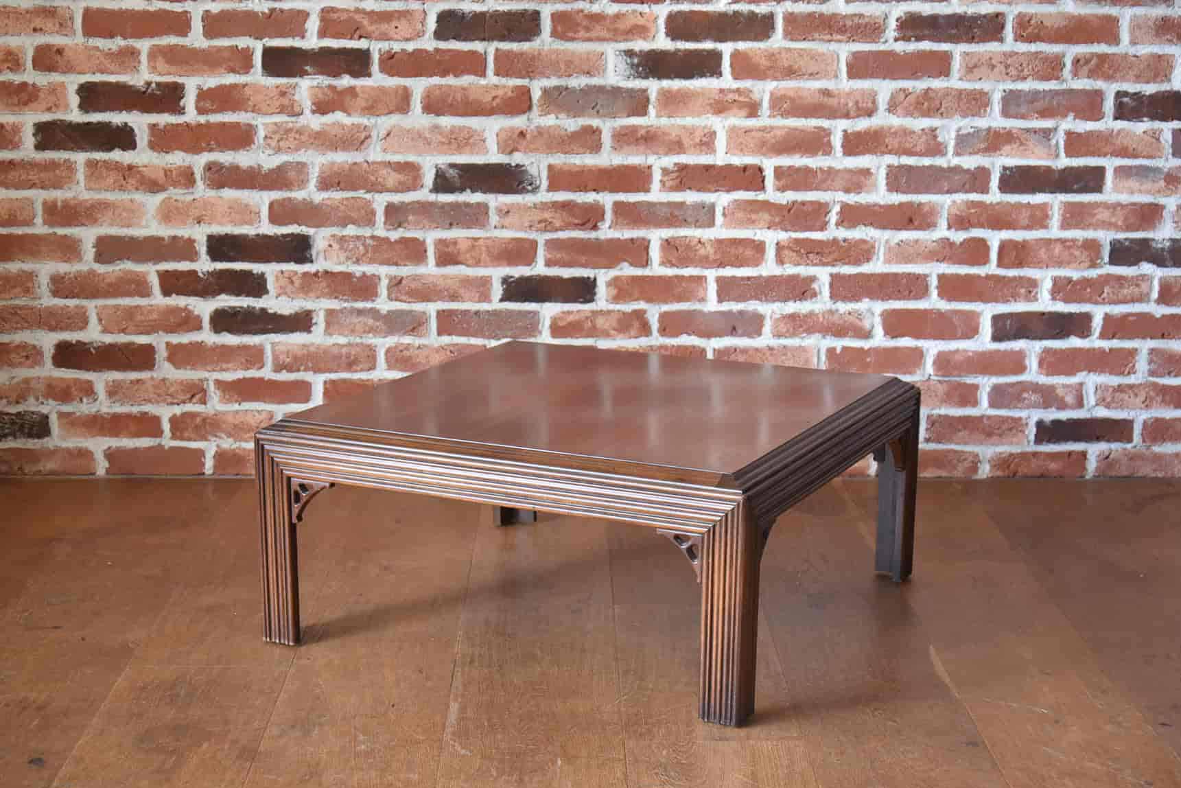 CORNER TABLE